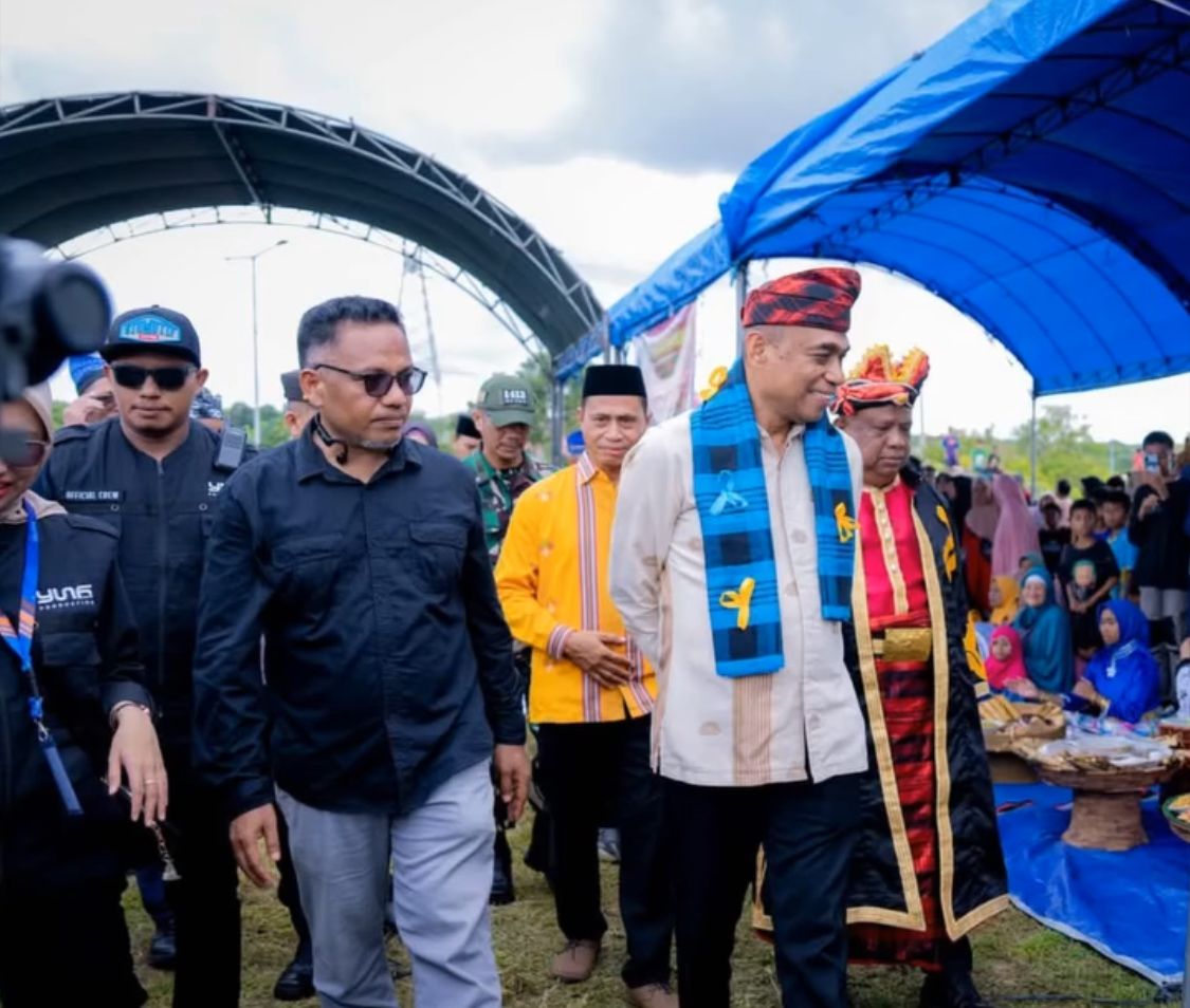 Penjabat (Pj) Bupati Buton Tengah, Kostantinus Bukide, secara resmi membuka ritual adat Bongka’a Tau tahun 2025/Hibata.id