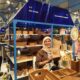 Anita Egyanti, pemilik usaha Abe Kreasi di Kota Semarang, berhasil menyulap sisa kayu jati menjadi produk kerajinan/Hibata.id