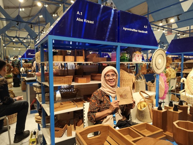 Anita Egyanti, pemilik usaha Abe Kreasi di Kota Semarang, berhasil menyulap sisa kayu jati menjadi produk kerajinan/Hibata.id