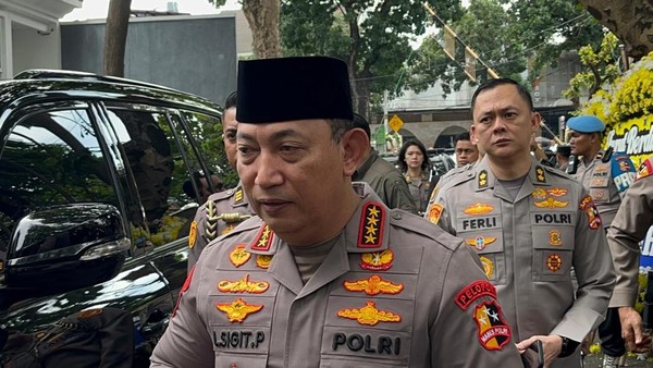 Kapolri Jenderal Pol. Listyo Sigit Prabowo melayat ke rumah duka mantan Wakapolri sekaligus eks Menteri Pendayagunaan Aparatur Negara dan Reformasi Birokrasi (Menpan-RB/Hibata.id