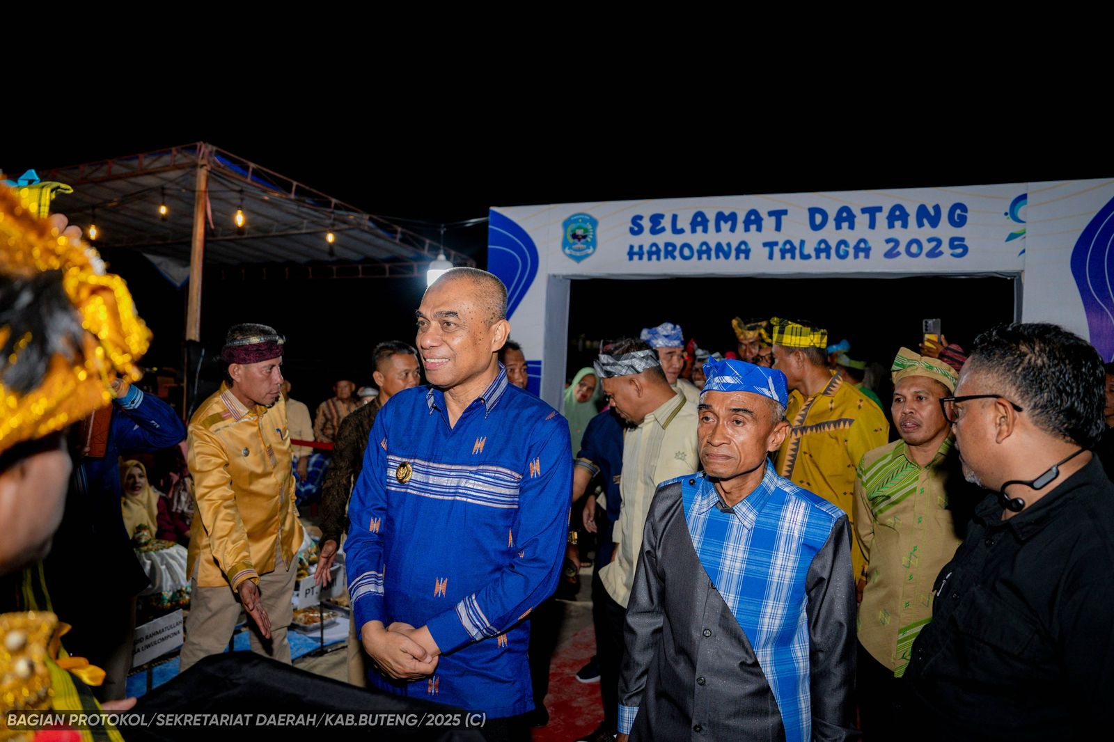Penjabat (Pj) Bupati Buton Tengah (Buteng), Konstantinus Bukide, menghadiri malam puncak peringatan Hari Ulang Tahun (HUT) ke-23 Kecamatan Talaga Raya/Hibata.id