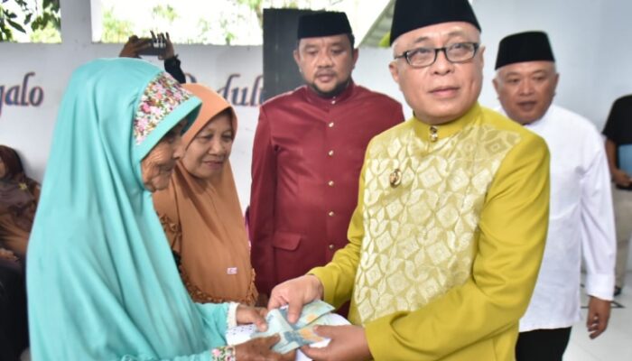 Bupati Gorontalo dan Wabup Salurkan BLT di Tengah Prosesi Adat Mopotilolo