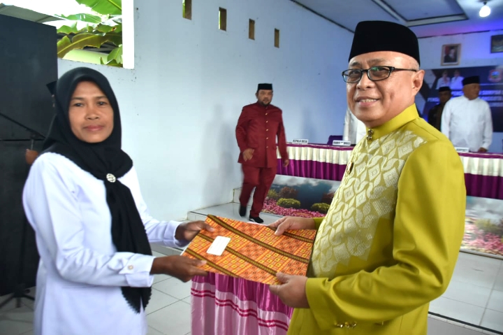 Bupati Gorontalo, H. Sofyan Puhi, resmi mengukuhkan Pengganti Antar Waktu (PAW) Ketua Badan Permusyawaratan Desa (BPD)/Hibata.id