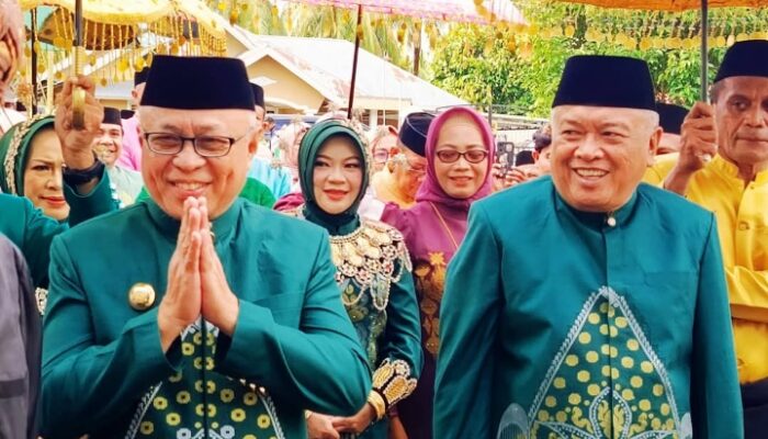 Prosesi Adat Mopotilolo, Bupati dan Wakil Bupati Gorontalo Resmi Diterima Masyarakat