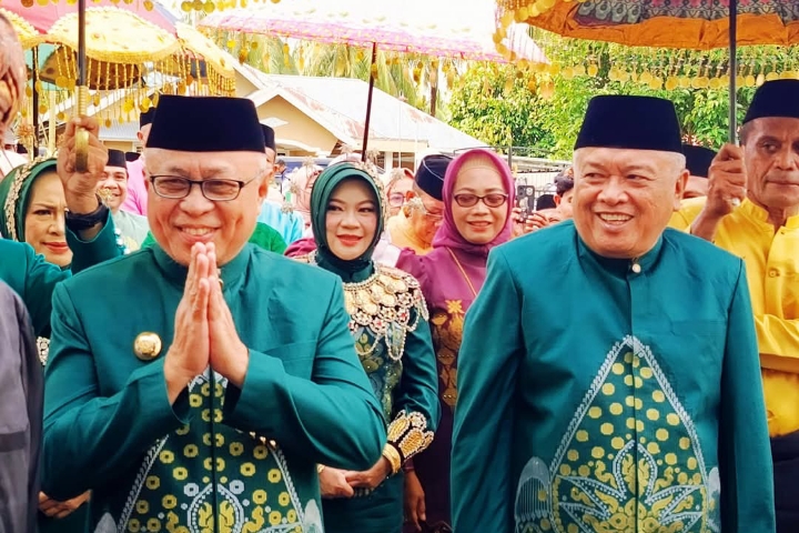 Prosesi adat Mopotilolo Bupati Gorontalo dan Wakil Bupati Tonny S. Junus di Kecamatan Batudaa menjadi titik akhir kunjungan secara adat yang dilakukan kedua pemimpin daerah ini di 19 wilayah Kabupaten Gorontalo, Senin (10/3/2025). Foto: gorontalokab.go.id/Hibata.id