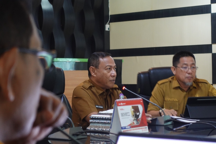 Pj. Sekda Kabupaten Gorontalo, Mohamad Trizal Entengo, memimpin rapat evaluasi penataan kelembagaan perangkat daerah di Ruang Dulohupa, Kantor Bupati Gorontalo, Selasa (11/3/2025)/Foto: gorontalokab.go.id/Hibata.id