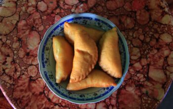 Salah satu hidangan tradisional yang patut dicoba adalah kue panada, camilan khas Manado yang memiliki sejarah panjang dan keunikan tersendiri/Hibata.id