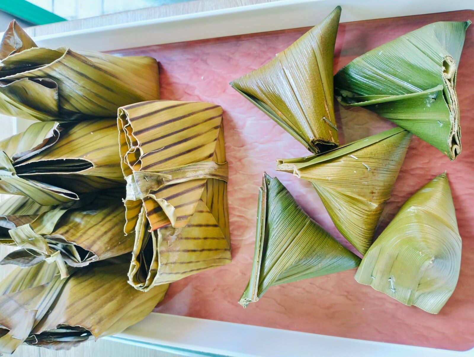Kue Keyabu dibuat dari singkong parut yang dipadukan dengan gula merah dari aren murni/Hibata.id