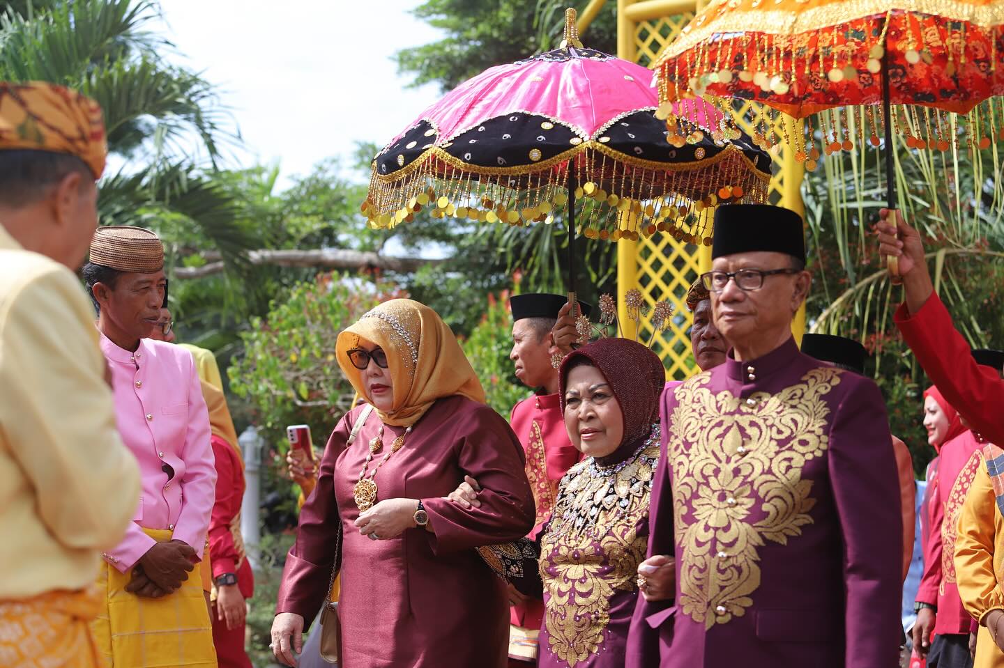 Bupati Bone Bolango, Ismet Mile, bersama Ketua TP PKK Ruwaida Mile menjalani prosesi adat Moloopu/Hibata.id