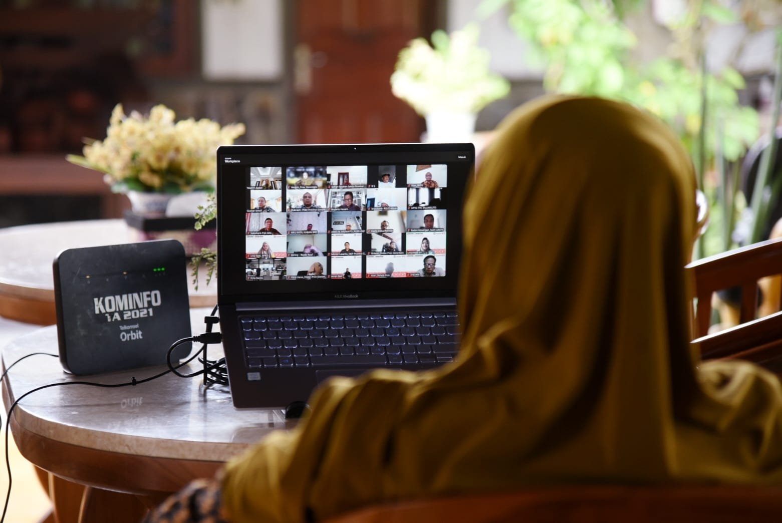 Wakil Gubernur Gorontalo Idah Syahidah Rusli Habibie sat mengikut virtual zoom meeting sebagai tanda dimulainya Work From Anywhere (WFA) di lingkup Pemprov Gorontalo yang akan dilaksanakan setiap hari Jumat. Foto – Nova Diskominfotik/Hibata.id