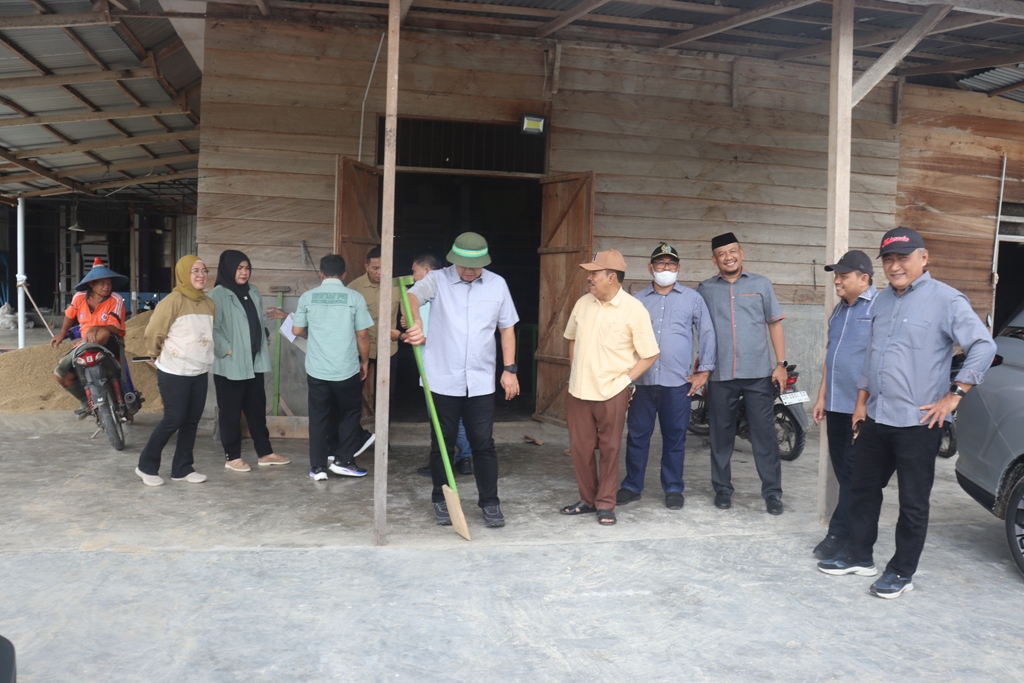 Komisi II DPRD Provinsi Gorontalo melakukan peninjauan langsung ke sejumlah titik penggilingan padi/Hibata.id