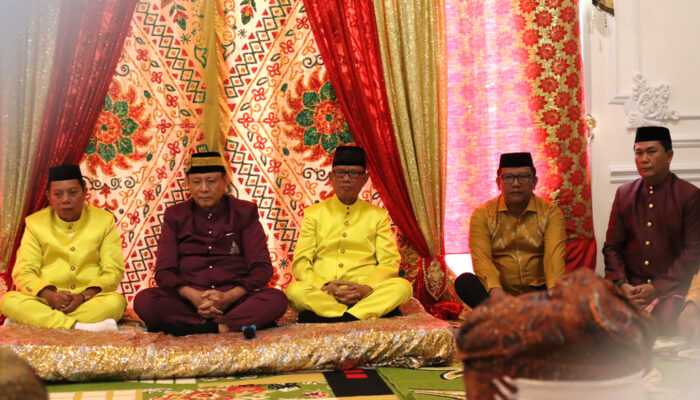 Gubernur Gorontalo Gusnar Ismail Jalani Prosesi Adat Mopotilolo di Bone Bolango