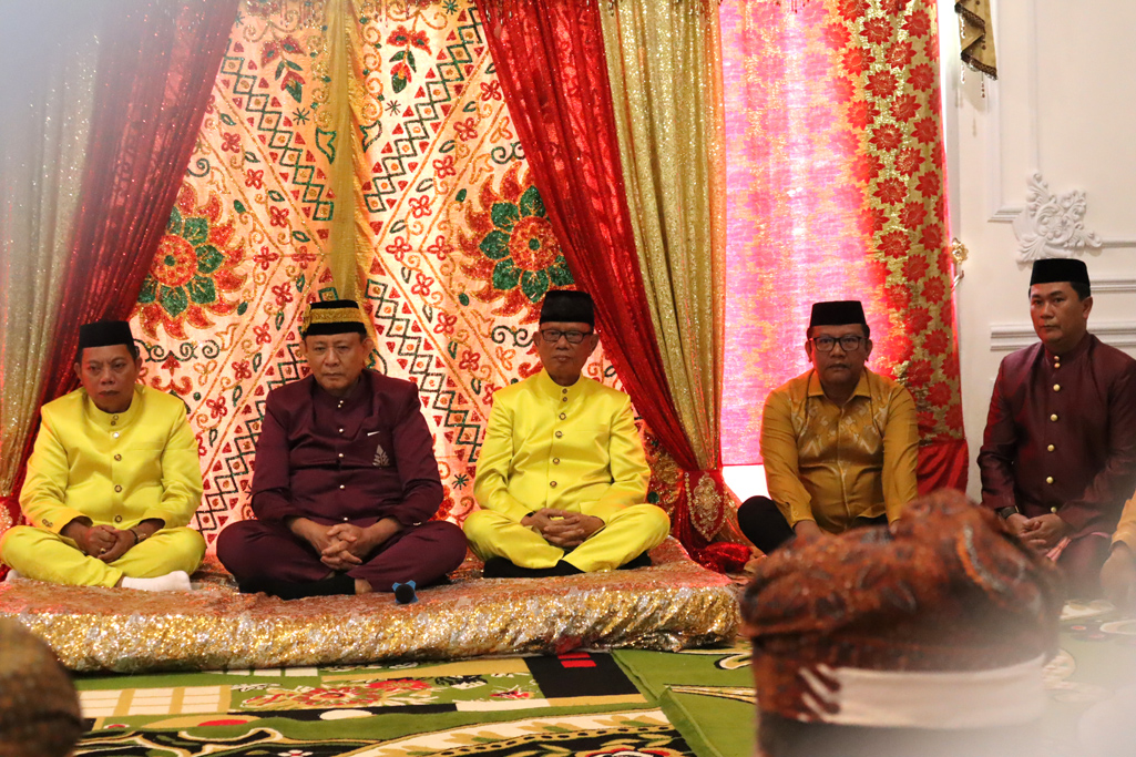 Gubernur Gorontalo, Gusnar Ismail dan Wakil Gubernur, Idah Syahidah Rusli Habibie menjalani prosesi adat mopotilolo di Kabupaten Bone Bolango/Hibata.id