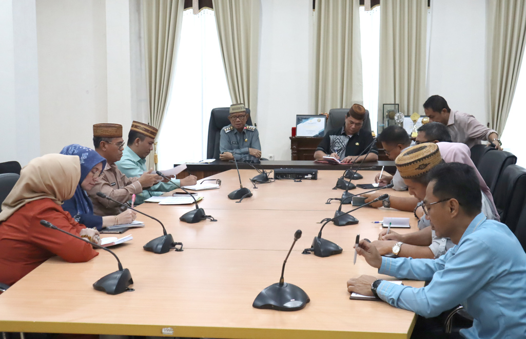 Bupati Ismet Mile saat memimpin rapat dengan seluruh pimpinan OPD di lingkungan Pemerintah Kabupaten Bone Bolango, di ruang rapat Bupati, Kamis (20/3/2025). (F.AKP) /Hibata.id