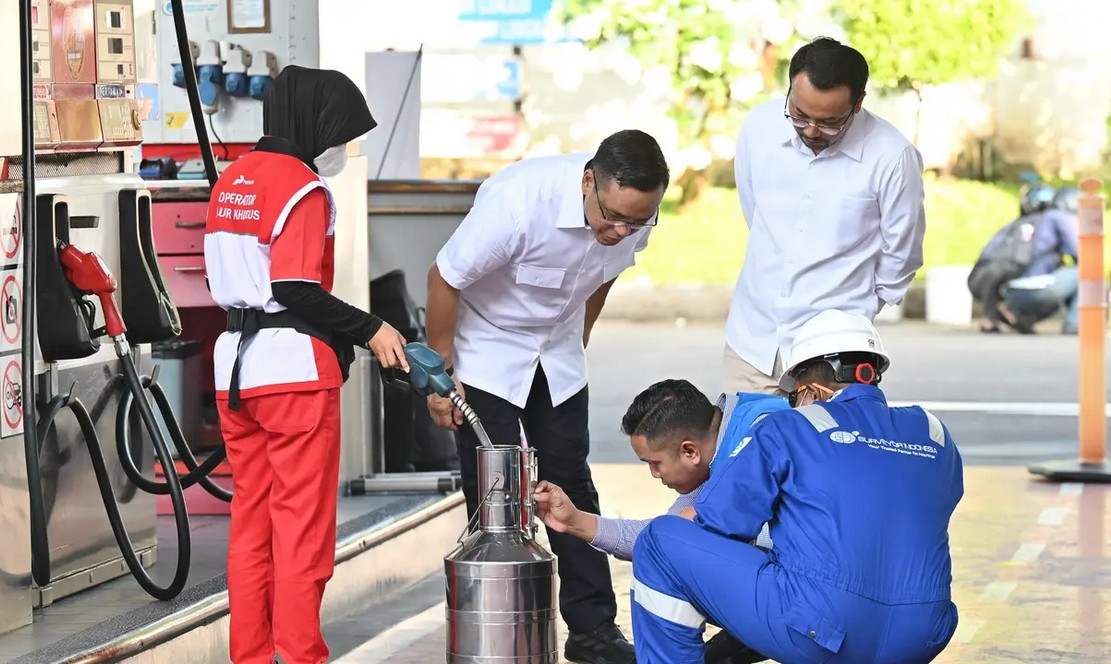 Pertamina menggandeng PT Surveyor Indonesia dan PT TÜV Rheinland Indonesia untuk memastikan kualitas BBM tetap sesuai dengan standar teknis yang berlaku/Liputan6.com/Hibata.id