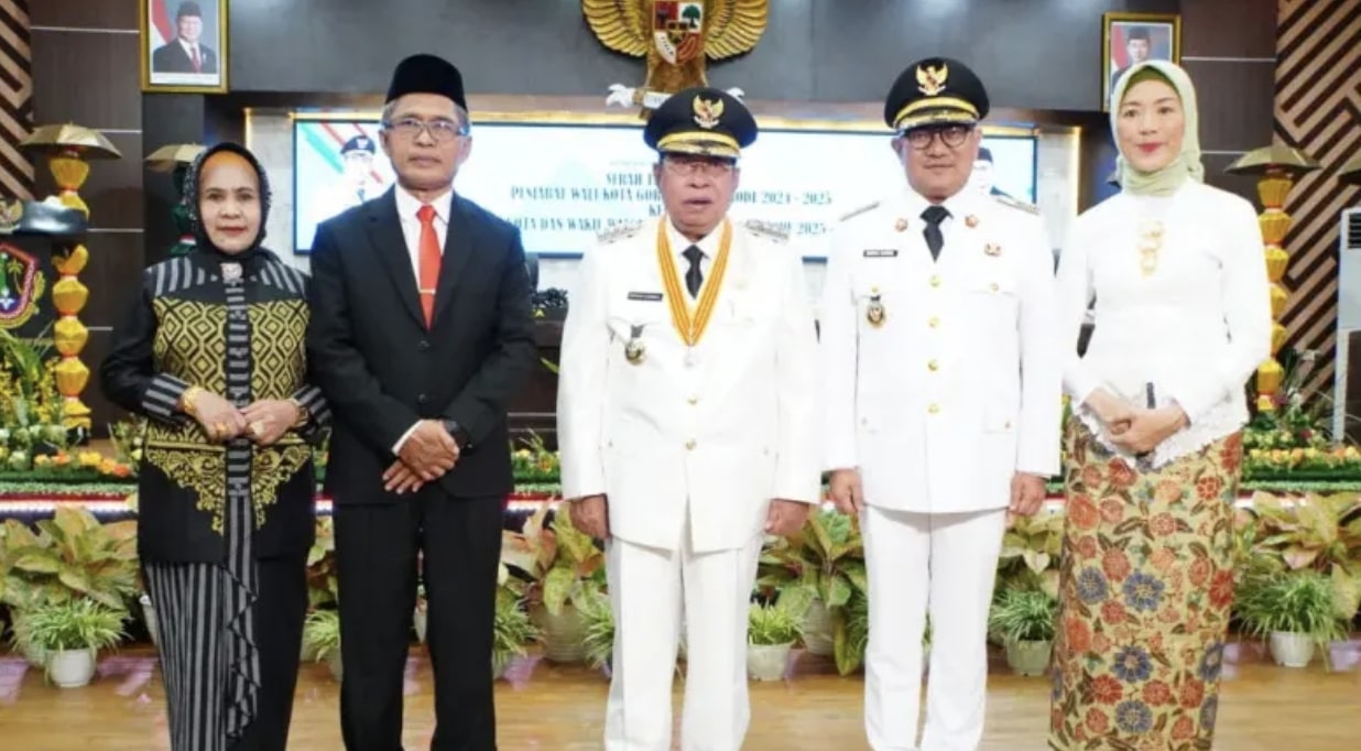 Wali Kota dan Wakil Wali Kota Gorontalo, Adhan Dambea-Indra Gobel saat mengikuti sidang paripurna serah terima jabatan yang digelar di Gedung DPRD Kota Gorontalo, Senin (3/3/2025). (Foto: Humas pemkot Gorontalo)