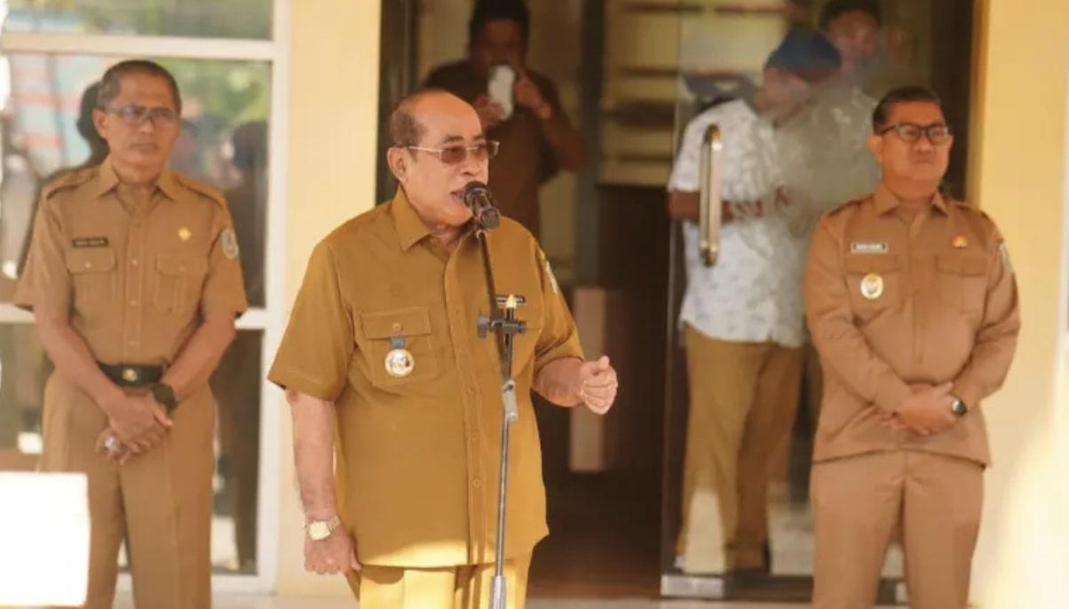 Wali Kota Gorontalo, Adhan Dambea saat memberikan sambutannya pada apel perdana di lingkungan Sekretariat Daerah (Setda) Kota Gorontalo, Selasa (4/3/2025). (Foto: Humas Pemkot Gorontalo)