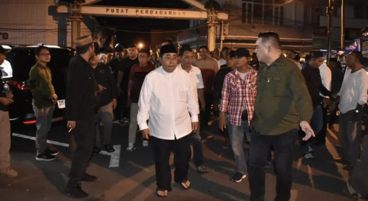 Adhan Dambea, yang didampingi Wakil Wali Kota Gorontalo, Indra Gobel saat melakukan pengukuran lapak yang dilakukan secara simbolis di Pasar Senggol. (Foto: Humas Pemkot Gorontalo)