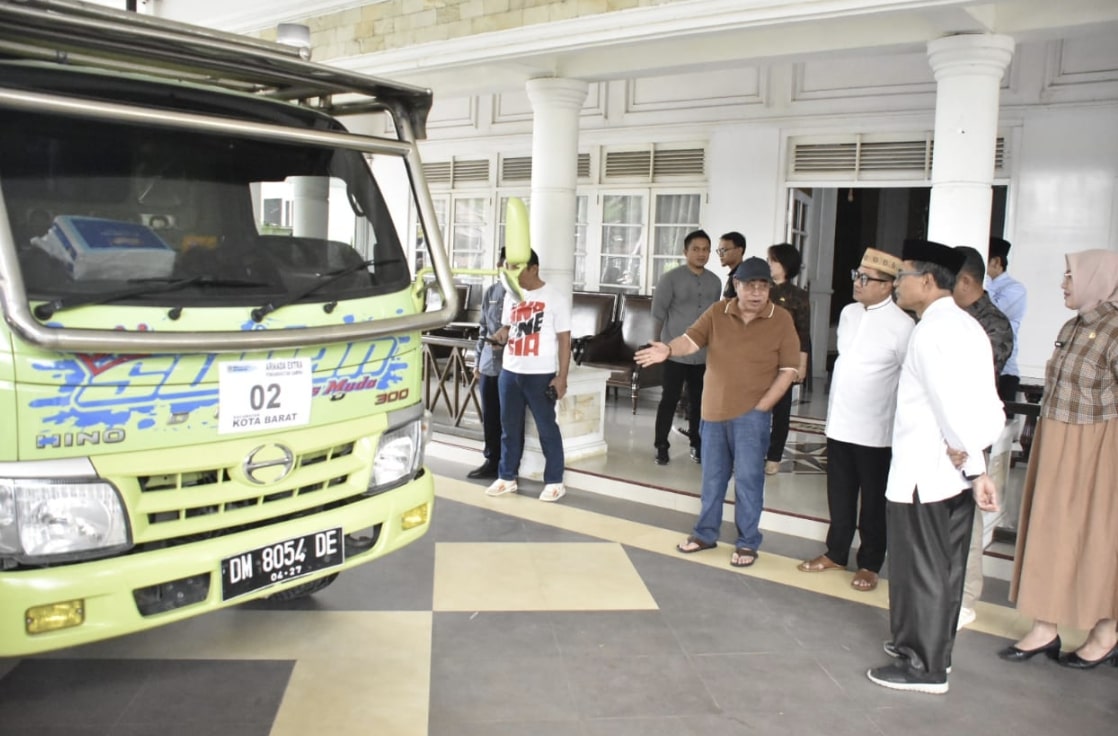 Wali Kota Gorontalo, Adhan Dambea saat melepas Sembilan armada ekstra untuk membersihkan dan mengangkut sampah di beberapa lokasi strategis di Kota Gorontalo. (Foto: Humas Pemkot Gorontalo)