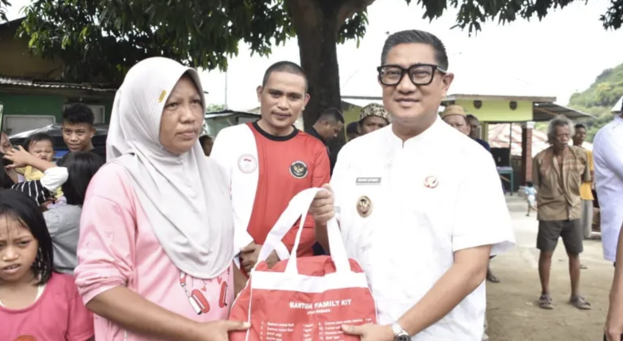 Wakil Wali Kota Gorontalo, Indra Gobel saat menyerahkan bantuan ke korban bencana banjir dan longsor di Kompleks Lotu. (Foto: Humas Pemkot Gorontalo)