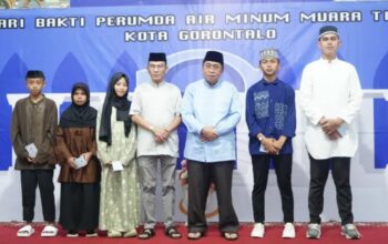 Wali Kota Gorontalo, Adhan Dambea saat menyerahkan santunan kepada anak yatim dan piatu dari dua panti asuhan yang ada di Kota Gorontalo. (Foto: Humas Pemkot Gorontalo)