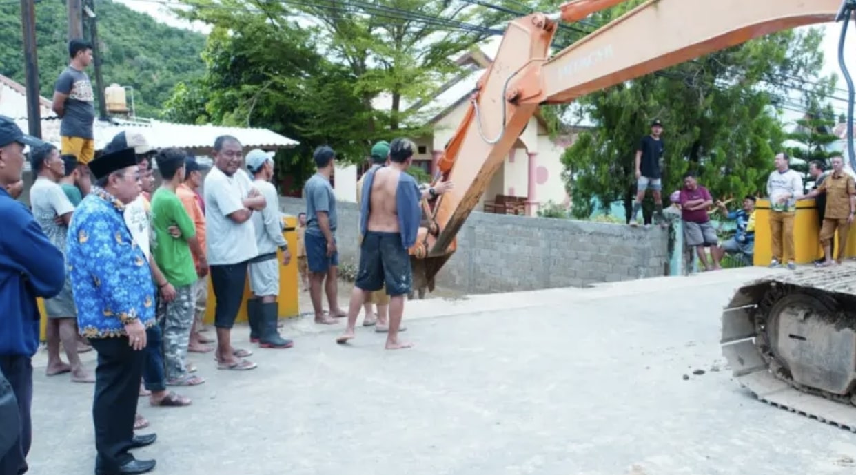 Wali Kota Gorontalo, Adhan Dambea saat meninjau lokasi banjir bandang di sejumlah wilayah di Kecamatan Hulonthalangi dan Dumbo Raya. (Foto: Humas Pemkot Gorontalo)