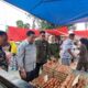 Pj Sekda Bone Bolango, Amir Hamzah Hadju saat melakukan pemantauan terhadap harga sejumlah komoditi di Pasar Jumat, Kecamatan Kabila, Jumat (28/2/2025). (Foto AKP/Diskominfo)/Hibata.id