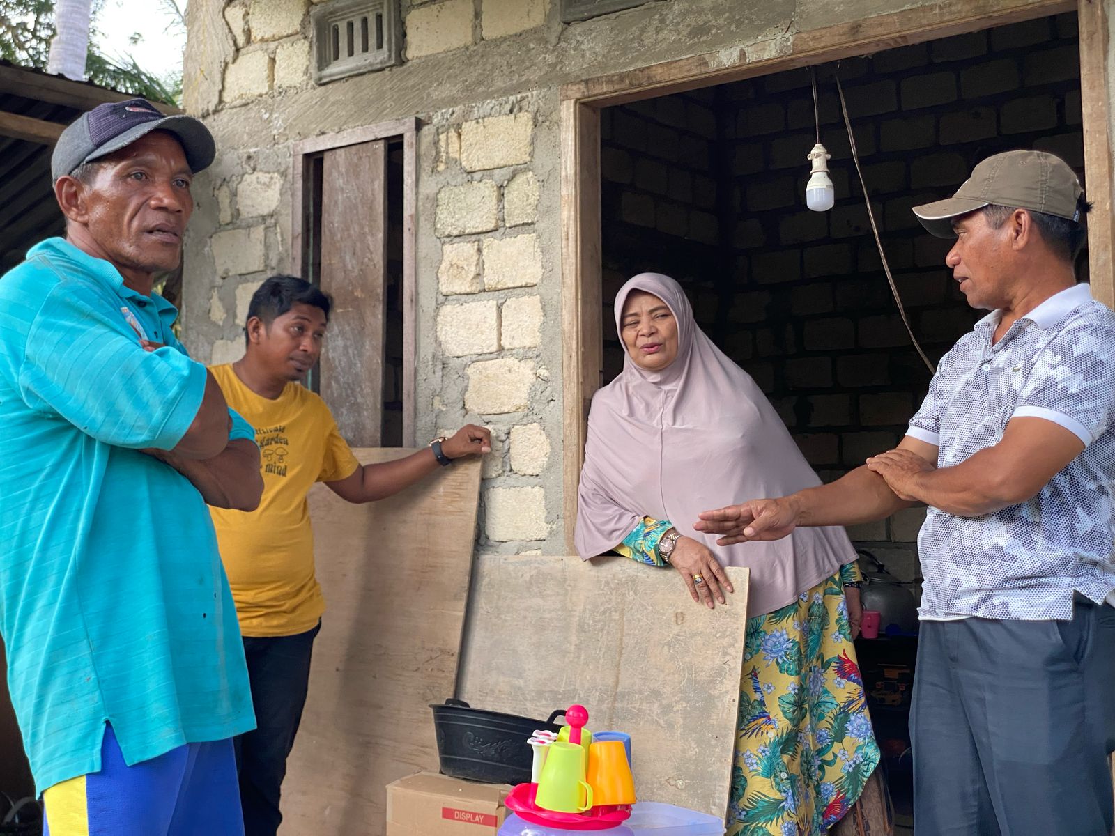 Anggota DPRD Buton Tengah (Buteng) dari Partai Golkar, Sa'adia, turun langsung memberikan bantuan kepada La Basi/Hibata.id