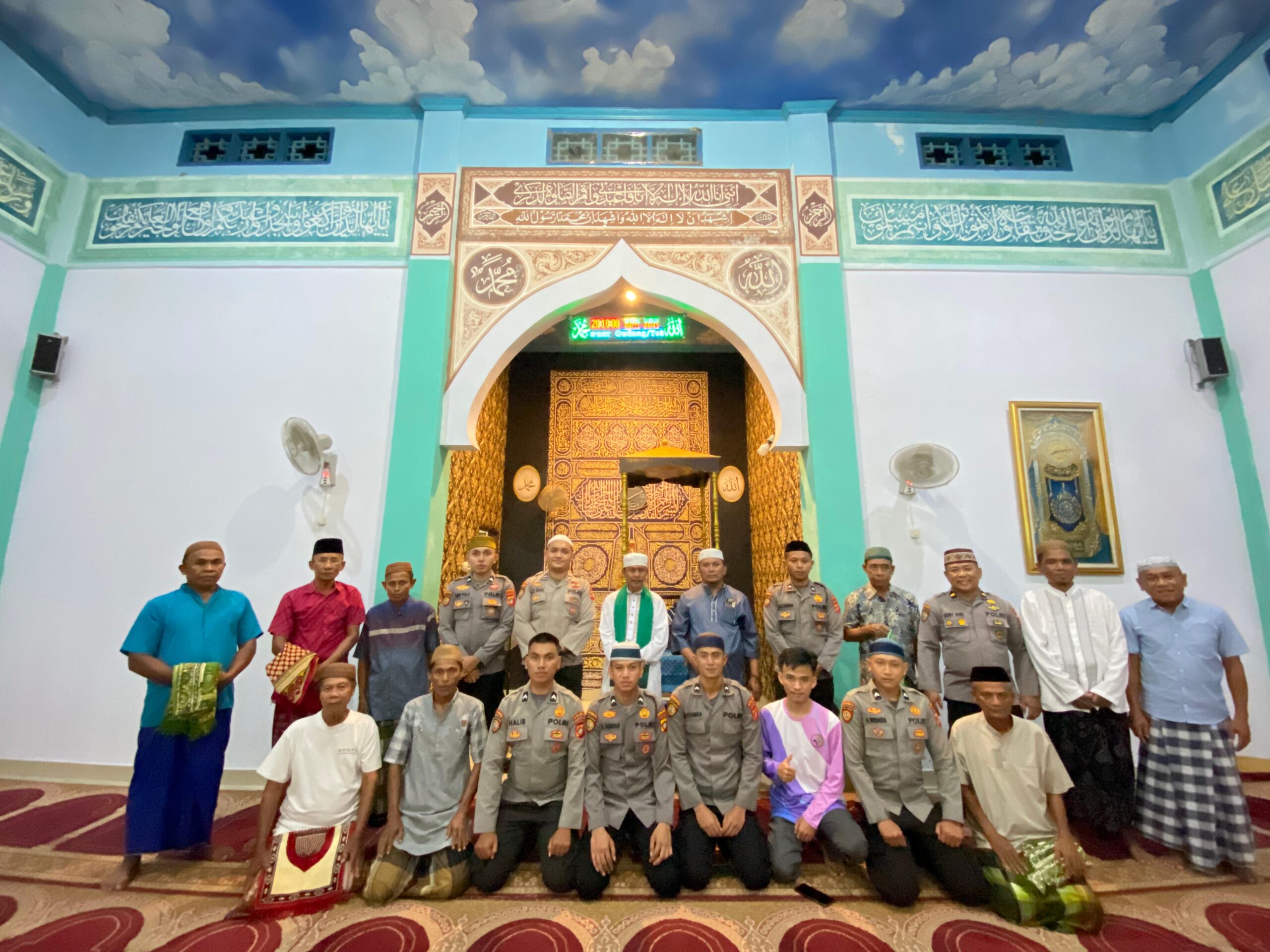 Dalam rangka menyemarakkan bulan suci Ramadhan, Samapta Polda Gorontalo menggelar Safari Ramadhan dengan menyalurkan mushaf Al-Qur’an ke sejumlah masjid di wilayah Gorontalo/Hibata.id