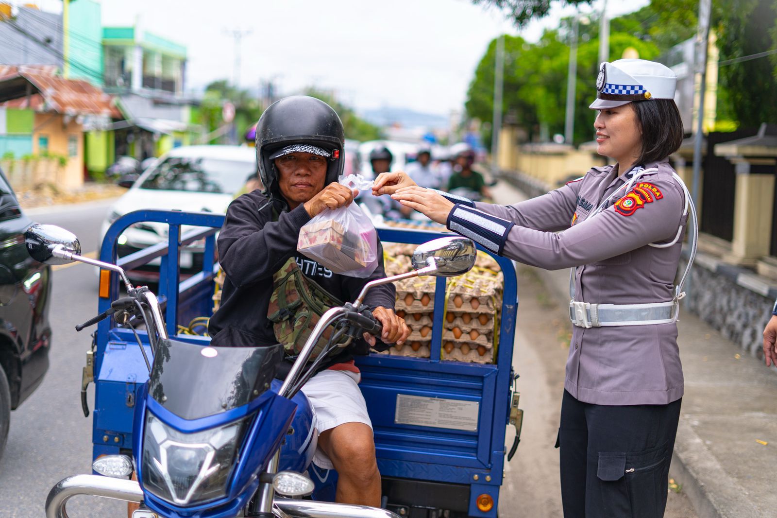 Direktorat Lalu Lintas (Ditlantas) Polda Gorontalo menggelar aksi sosial dengan membagikan takjil gratis/Hibata.id