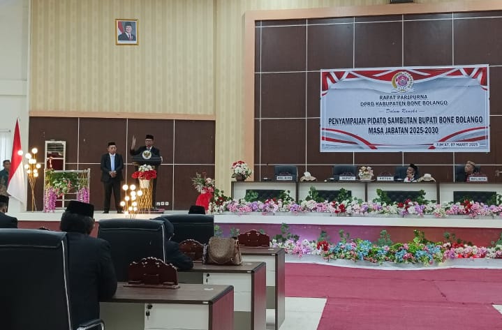 Bupati Kabupaten Bone Bolango, Ismet Mile saat memberikan sambutan pada Rapat Paripurna di DPRD Kabupaten Bone Bolango, pada Jumat (7/3/2025). (Foto; Istw)
