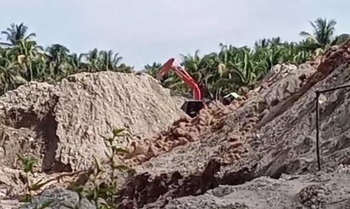 Alat berat yang sedang beroperasi di PETI Dengilo (Foto: Dok. Hibata.id)