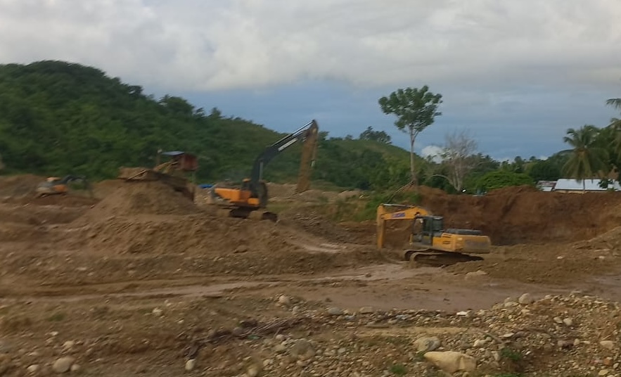 Alat berat yang sedang beroperasi di salah satu PETI Balayo. (Fofo: Dok. Hibata.id)