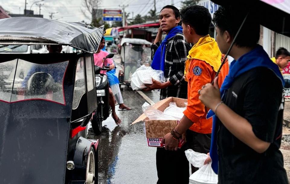 Organisasi Mahasiswa Pecinta Alam (Mapala) Mohuyula Universitas Muhammadiyah Gorontalo (UMGO) kembali menunjukkan kepedulian sosialnya dengan menggelar aksi berbagi takjil/Hibata.id