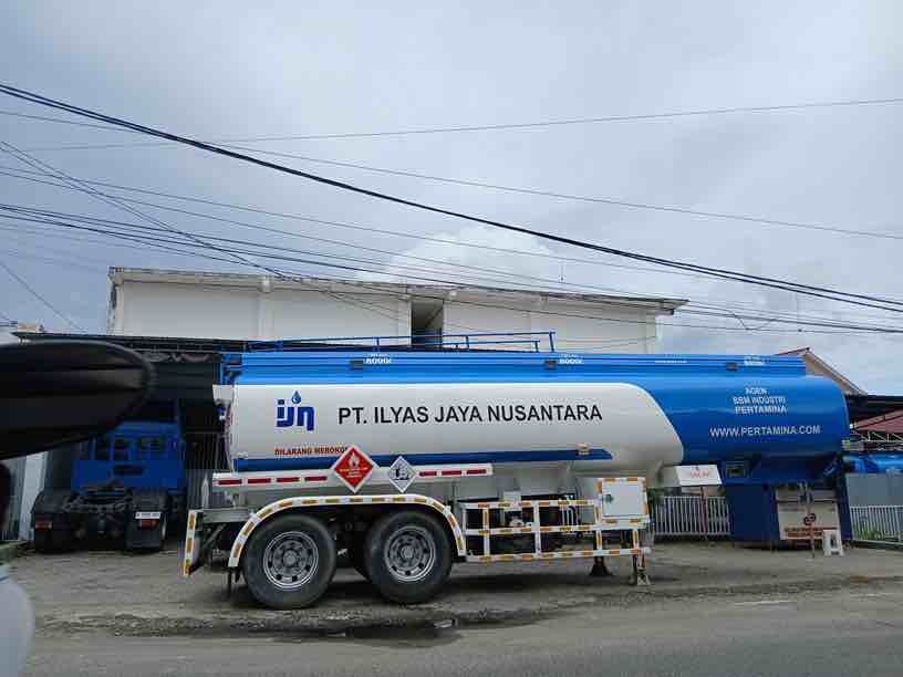 Tangki timbun BBM jenis solar yang terparkir di kawasan kuliner Kalimadu, Kota Gorontalo (Foto: Istw)