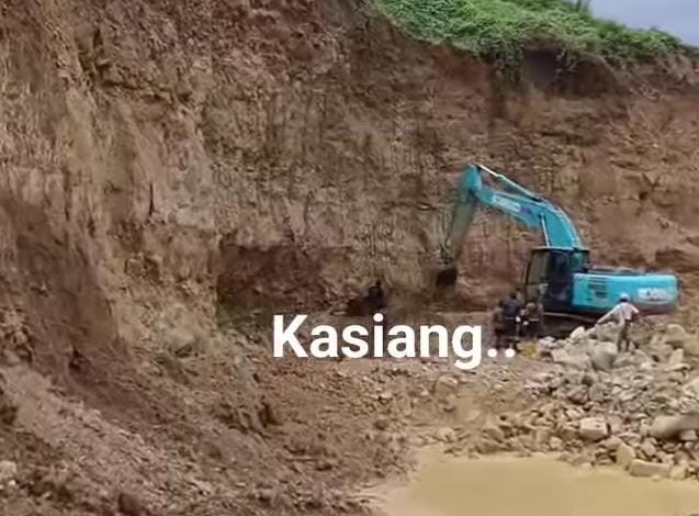 Alat berat yang sedang digunakan untuk mencari korban yang tertimbun longsor. (Foto: Istw)