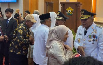 Gubernur Sultra Andi Sumangerukka melantik Dr. Azhari dan Adam Basan sebagai Bupati dan Wakil Bupati Buton Tengah periode 2025-2030/Hibata.id