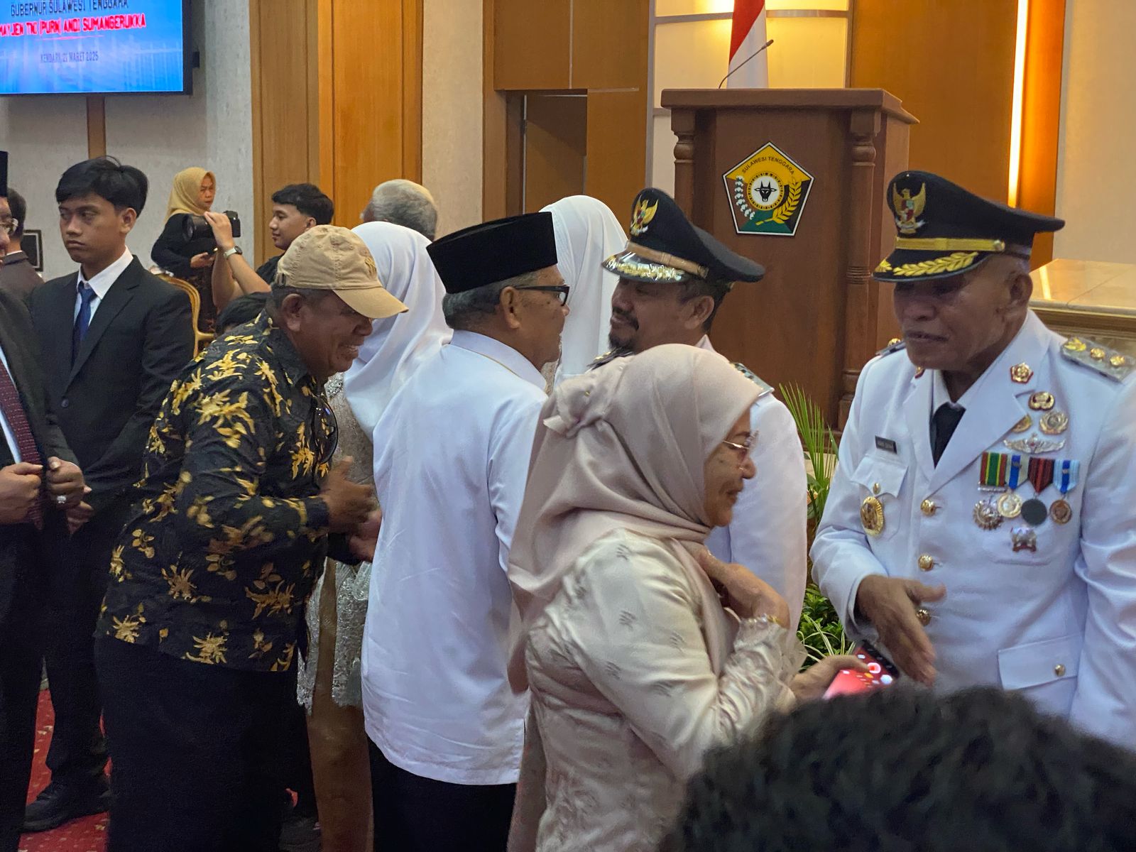 Gubernur Sultra Andi Sumangerukka melantik Dr. Azhari dan Adam Basan sebagai Bupati dan Wakil Bupati Buton Tengah periode 2025-2030/Hibata.id