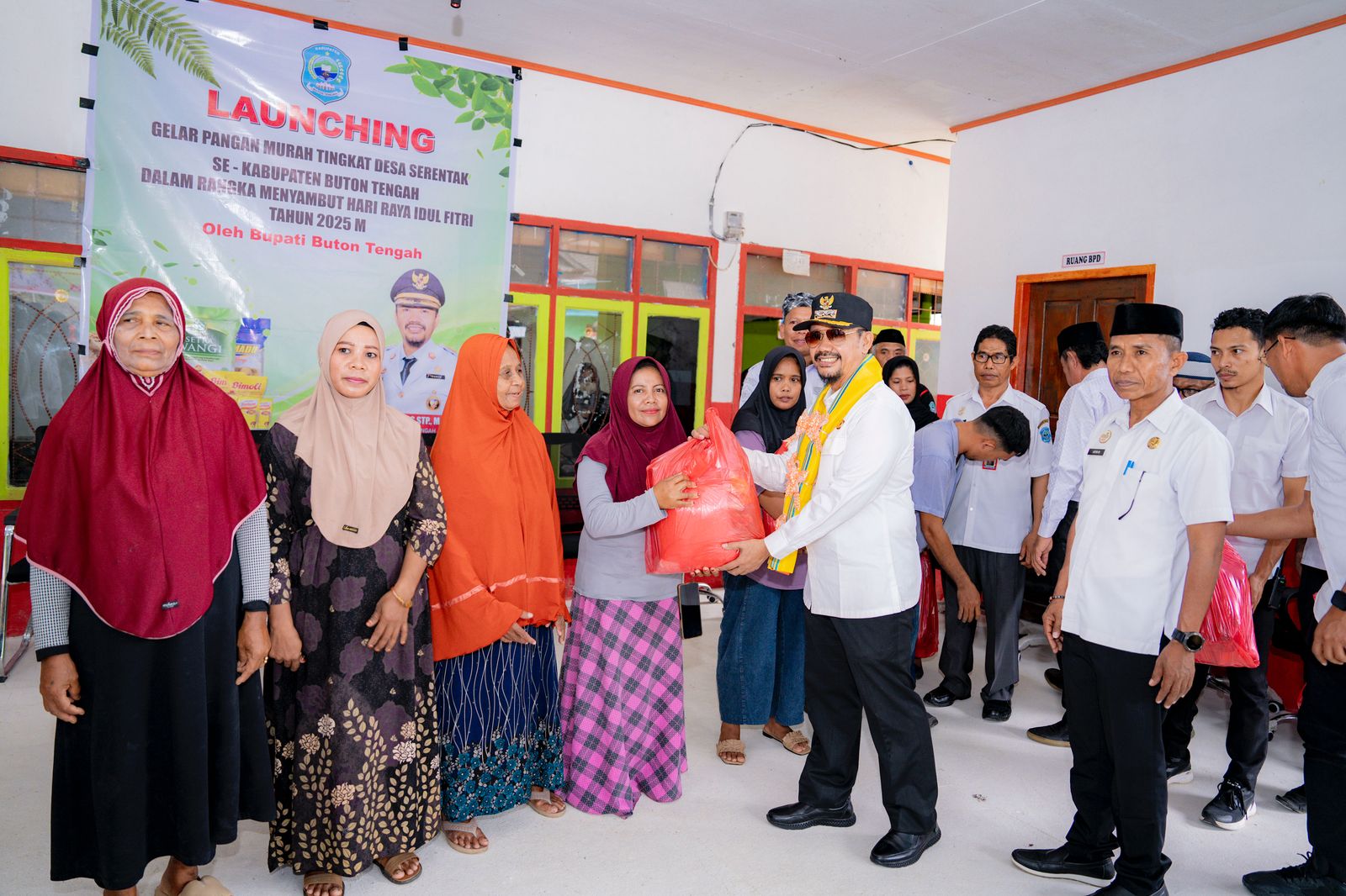 Bupati Buton Tengah (Buteng) Dr. Azhari menggelar pasar murah Ramadan tingkat desa se-Kabupaten Buteng/Hibata.id