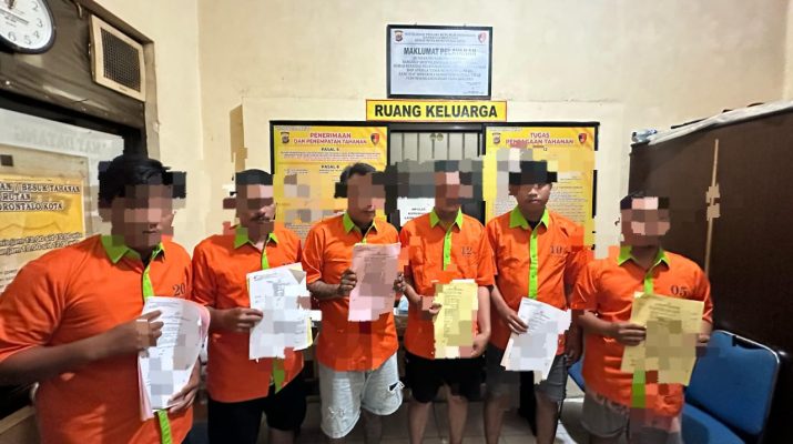 Sebuah video viral di media sosial menunjukkan aksi pengeroyokan yang diduga dilakukan oleh sekelompok debt collector/Hibata.id