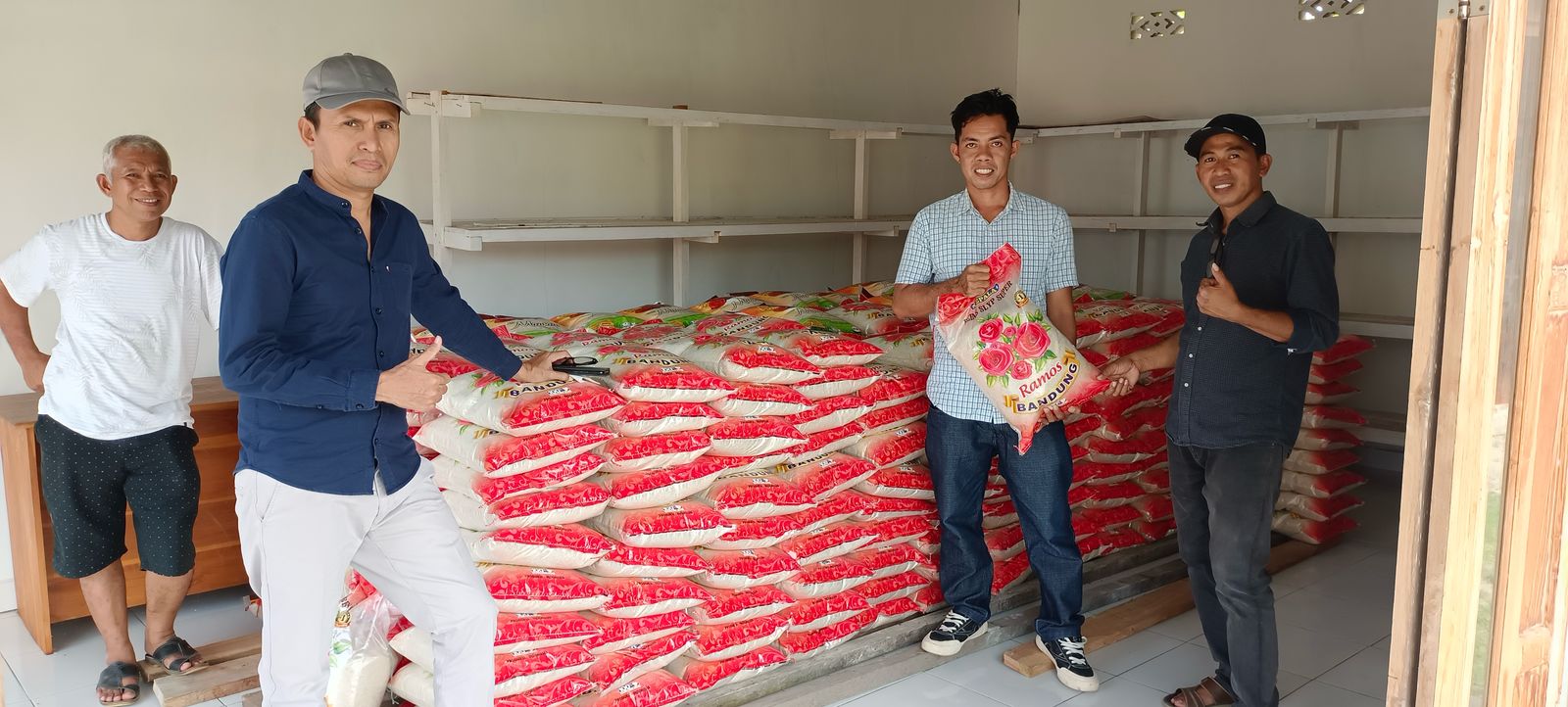 Wakil Ketua Dewan Perwakilan Rakyat Daerah (DPRD) Kabupaten Buton Tengah (Buteng) dari Partai Nasional Demokrat (NasDem), Mazaludin, menyalurkan bantuan 1.500 paket beras kepada masyarakat kurang mampu