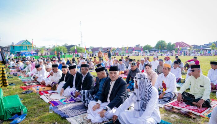 Wakil Bupati Buton Tengah Salat Idul Fitri Bersama Warga di Lapangan J Wayong