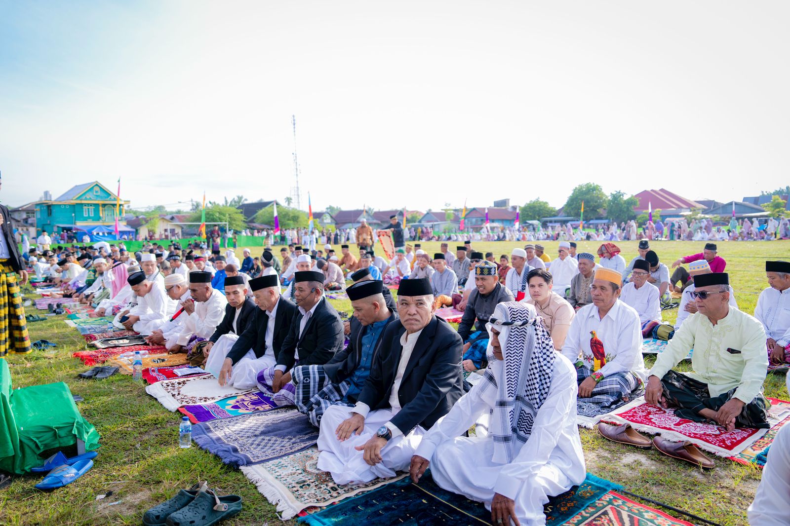 Wakil Bupati Buton Tengah (Buteng), Muhamad Adam Basan, S.Sos, bersama keluarga besar melaksanakan salat Idul Fitri 1446 Hijriah di Lapangan J Wayong, Kelurahan Watulea, Kecamatan Gu/Hibata.id