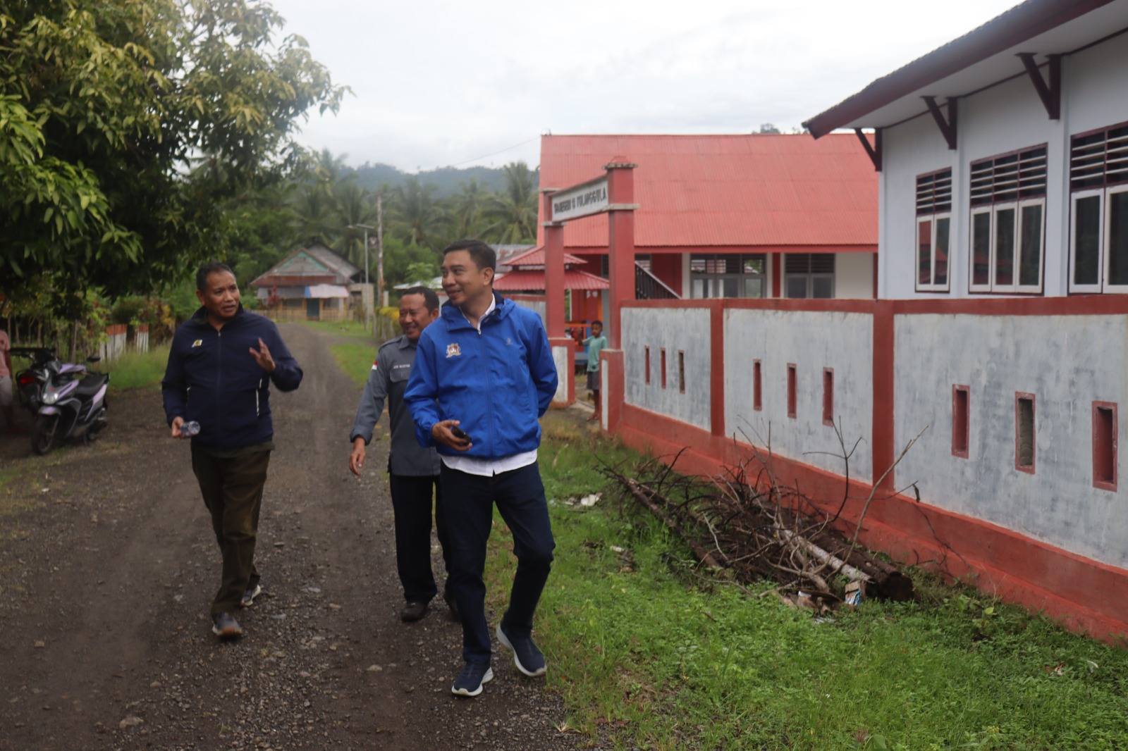 Wakil Ketua DPRD Gorontalo Soroti Akses Jalan Rusak ke SDN 13 Tolinggula, Murid Satu Kelas Hanya Satu Orang/Hibata.id
