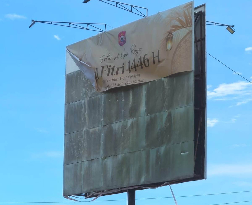 Baliho Bupati Ismet Mile dan Wabup Risman Tolingguhu milik Dinas Kominfo Bone Bolango di Kawasan Center Point dirusak oleh Orang Tak Dikenal (OTK)/Hibata.id