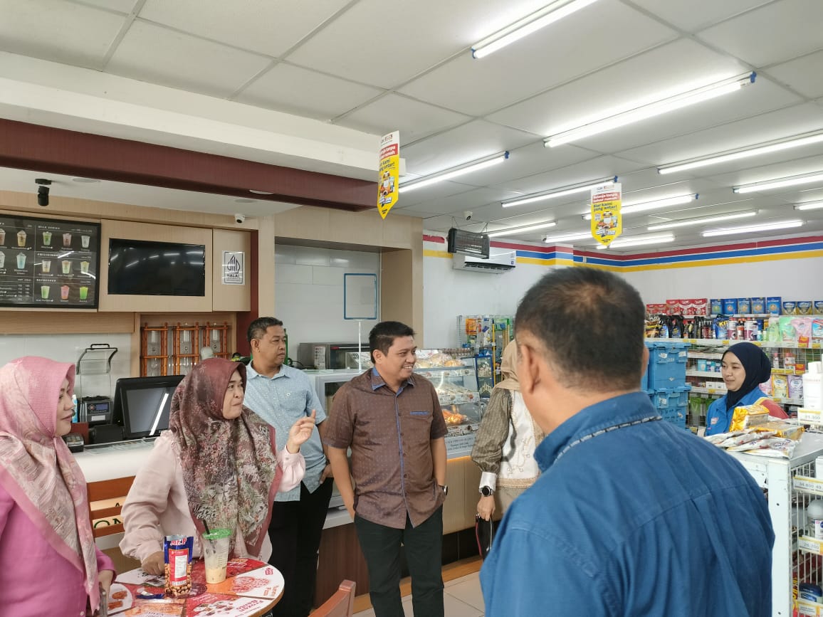 Komisi II DPRD Provinsi Gorontalo melakukan kunjungan lapangan ke salah satu gerai Indomaret di Kecamatan Limboto/Hibata.id