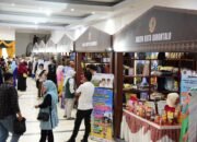 Suasana stand stand pada Gebyar UMKM yang berjualan di dalam gedung Bele limbui Kota Gorontalo, Sabtu (26/4/2025). Foto – Nova Diskominfotik