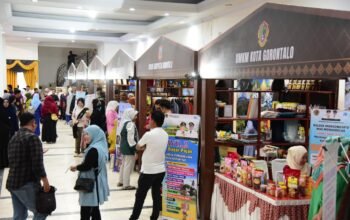 Suasana stand stand pada Gebyar UMKM yang berjualan di dalam gedung Bele limbui Kota Gorontalo, Sabtu (26/4/2025). Foto – Nova Diskominfotik