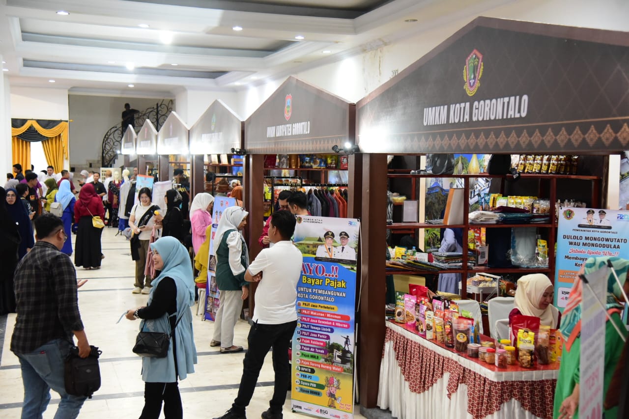 Suasana stand stand pada Gebyar UMKM yang berjualan di dalam gedung Bele limbui Kota Gorontalo, Sabtu (26/4/2025). Foto – Nova Diskominfotik 