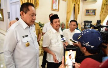 Menteri Kelautan Perikanan RI, Sakti Wahyu Trenggono diwawancarai usai jamuan makan siang di Rudis Gubernur Gorontalo, Selasa (29/4/2025). (Foto : Mila Kominfotik)/Hibata.id